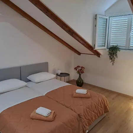 Kathryne Apartment *